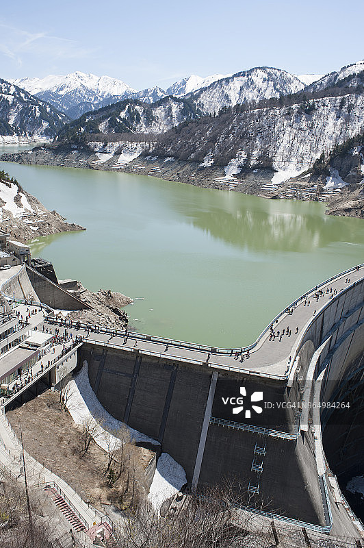 黑部河及水坝与群山和天空的俯视图图片素材