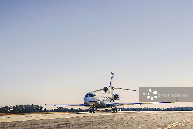 跑道上的私人飞机，背景为晴朗的天空图片素材