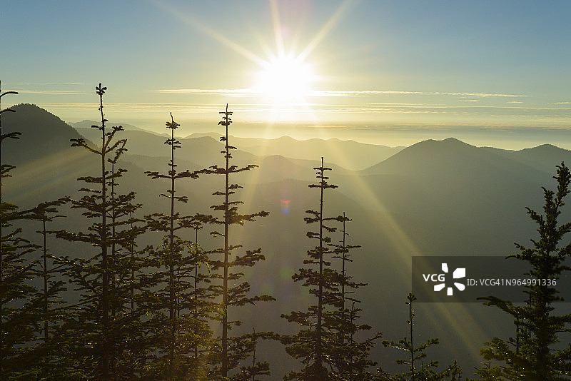 晴天山脉的田园风光图片素材