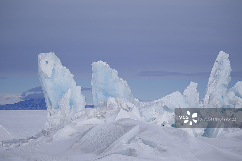 天空背景下的宁静冰裂景象图片素材