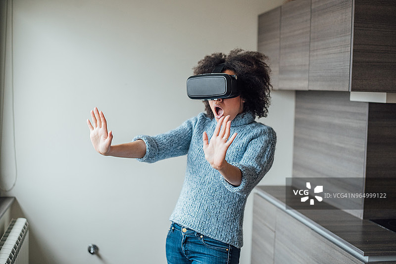 戴VR眼镜进行探索的女人图片素材