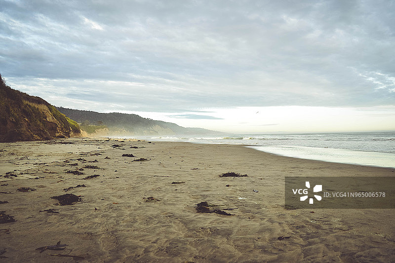 阴天下的佩斯卡德罗州立海滩景色图片素材