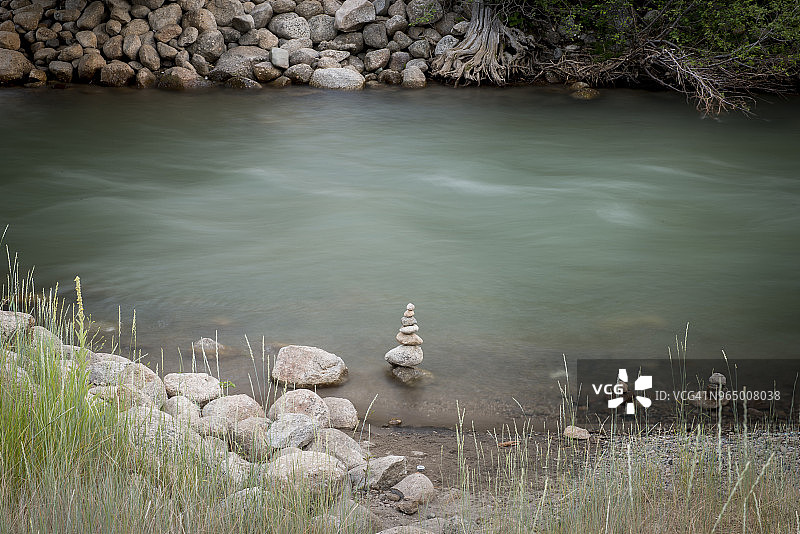 河岸边的石头堆图片素材
