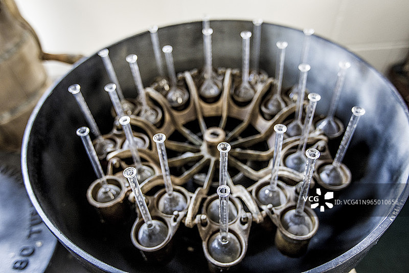 奶牛场容器中玻璃瓶的俯视照片图片素材