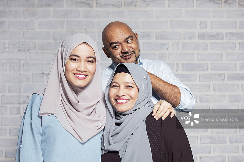 父亲在影楼的家庭照中搞怪图片素材