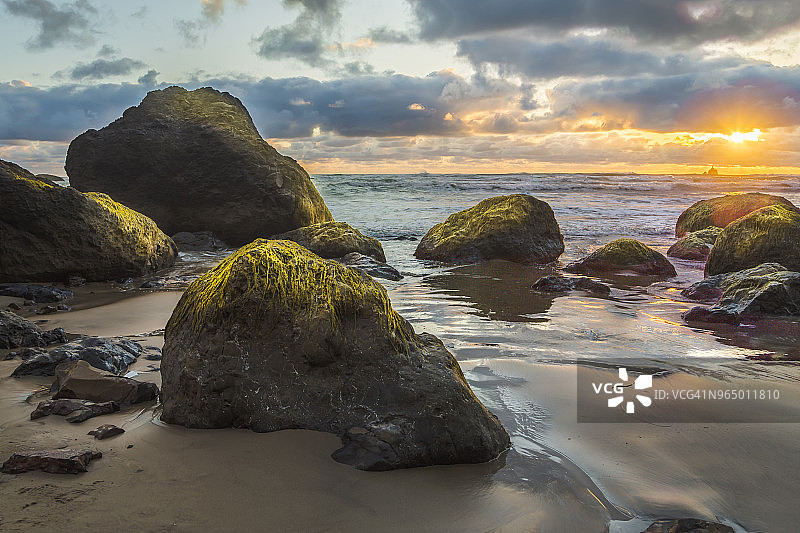 埃科拉州立公园多云天空下的海滩岩石景观图片素材