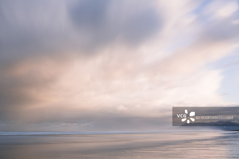 阴天下的洛克威海滩田园景色图片素材