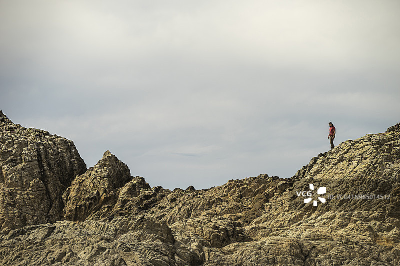 男人在山间行走的中距离视角图片素材