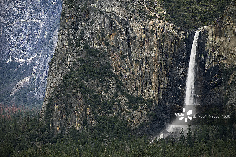 从瓦沃纳隧道观赏优胜美地国家公园的新娘面纱瀑布图片素材
