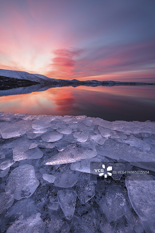 前景有冰的壮丽天空下的湖景图片素材