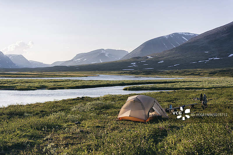 山脚下，河边田野上的帐篷图片素材