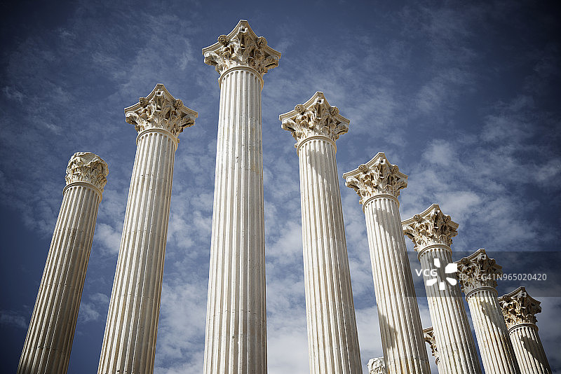 罗马神庙的柱子仰视图图片素材