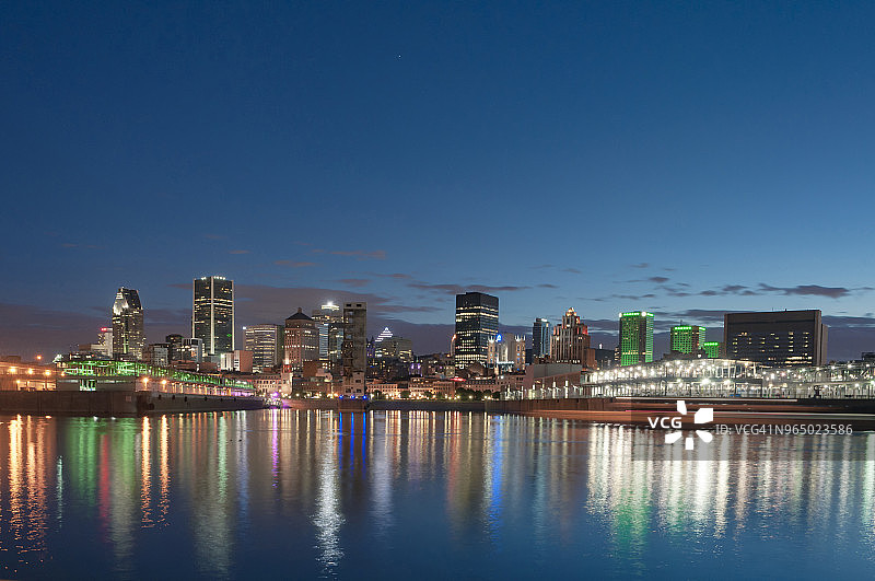 圣劳伦斯河畔的现代建筑夜景图片素材