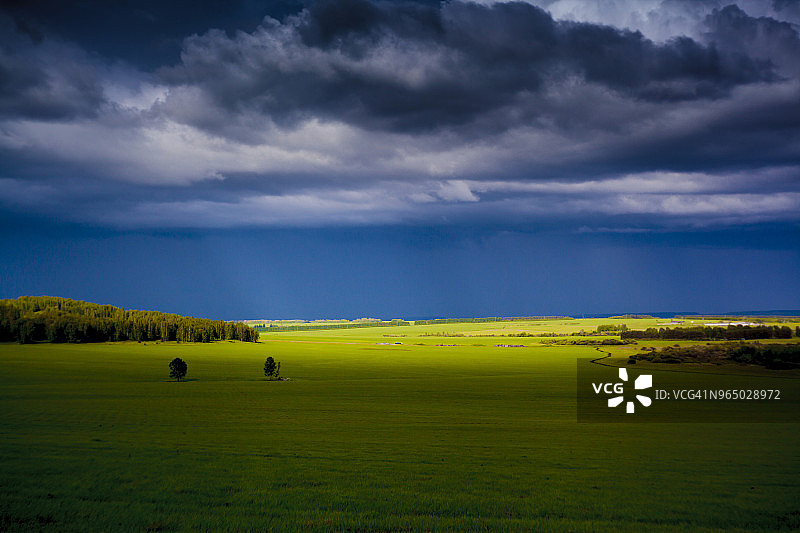 多云天气下的草地风光图片素材