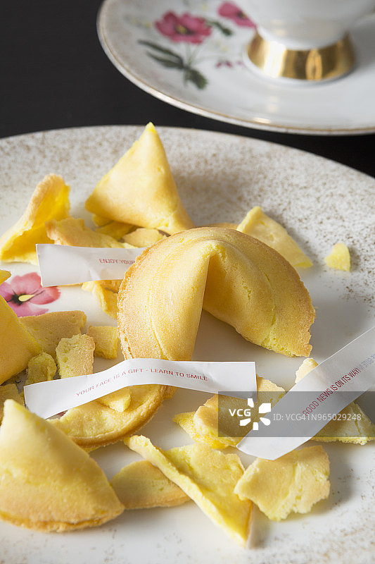 餐盘中幸运饼干的高角度视图图片素材