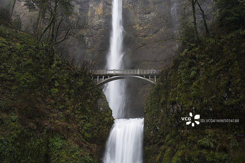 从本森桥观赏 Multnomah 瀑布的景色图片素材