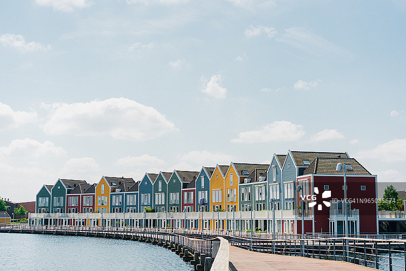 湖附近的彩色建筑图片素材