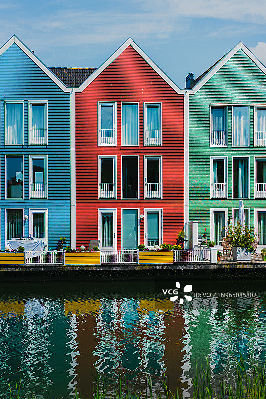 湖附近的彩色建筑图片素材