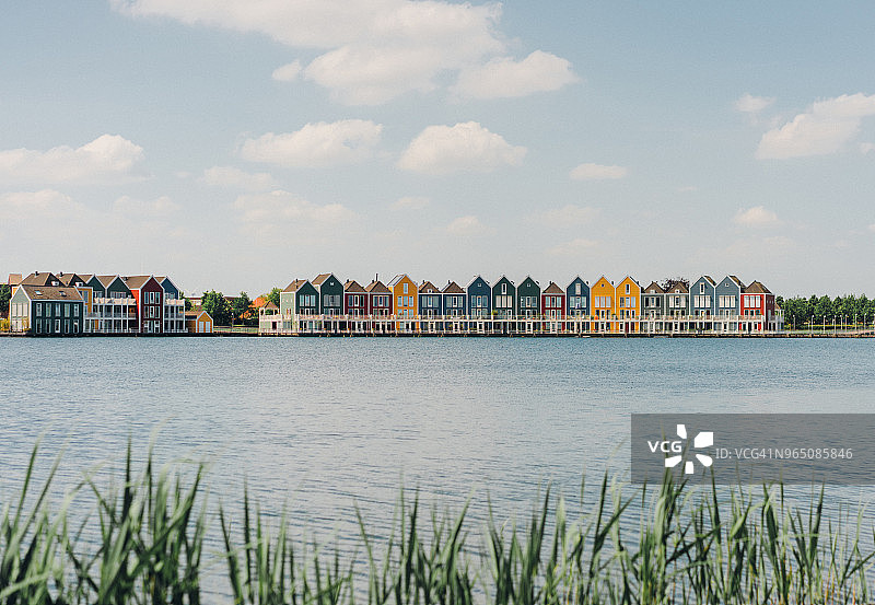 湖附近的彩色建筑图片素材