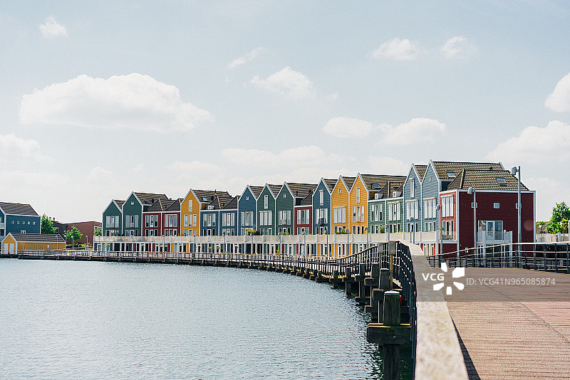 湖附近的彩色建筑图片素材