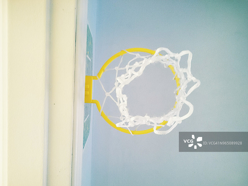 家里的玩具篮球架图片素材