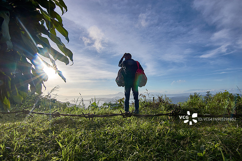 站在山顶上的男人图片素材