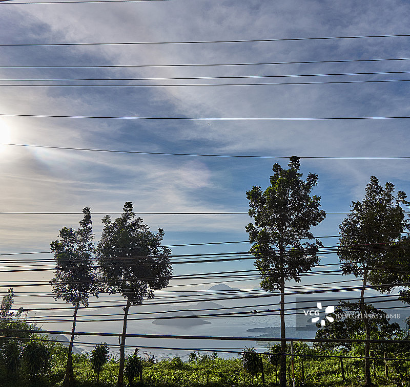 有山景和天空的电缆图片素材