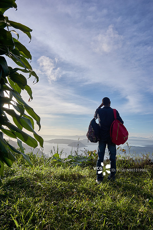 站在山顶上的男人图片素材