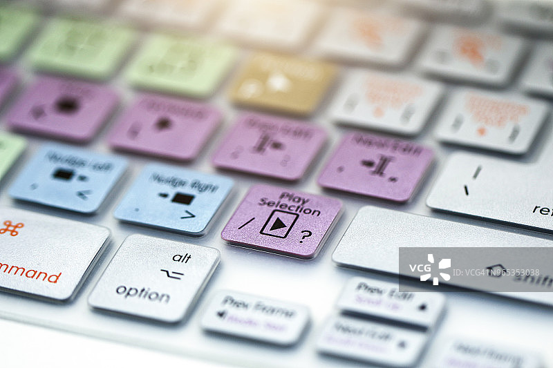 视频编辑，电影场记板和笔记本电脑图片素材