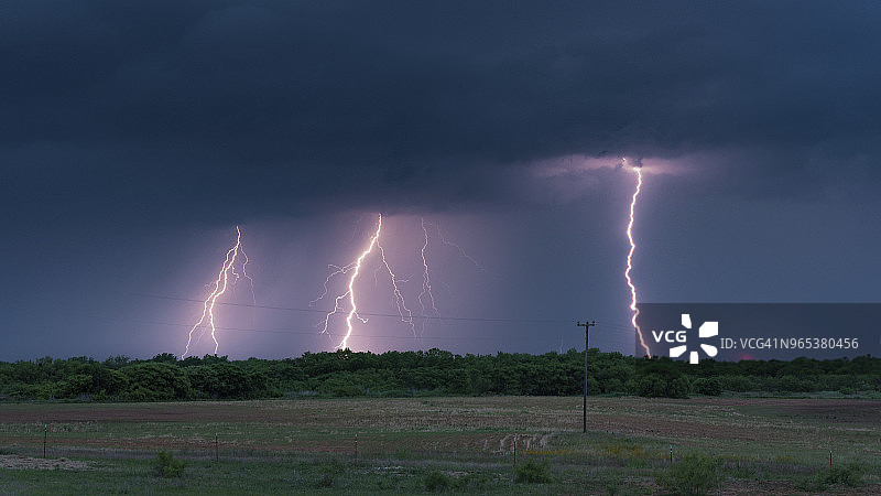 美国德克萨斯州西北部三道闪电图片素材