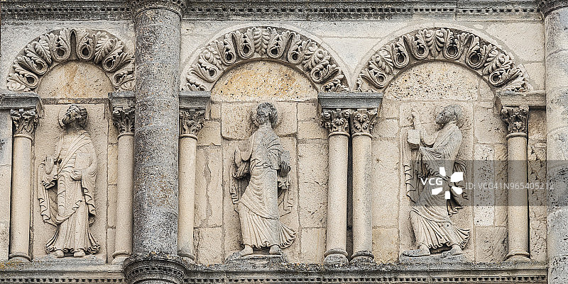 法国昂古莱姆大教堂外墙上的耶稣基督门徒雕塑图片素材