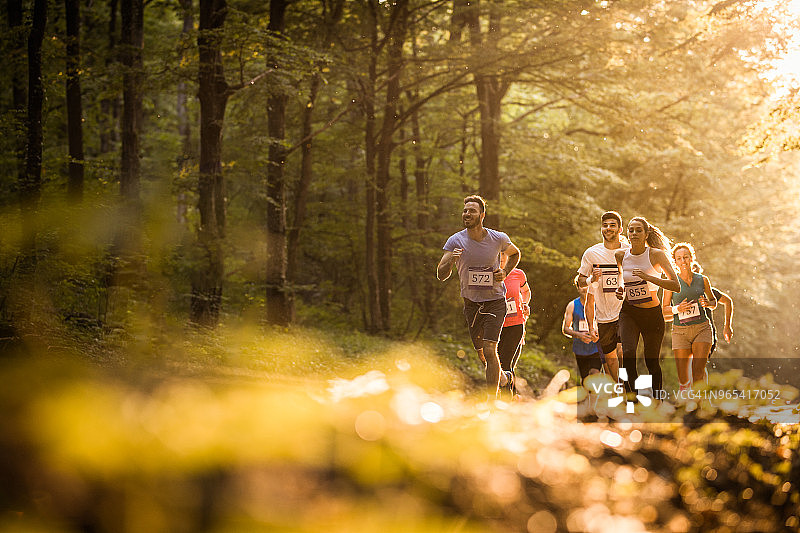 仰视运动员在大自然中跑马拉松图片素材