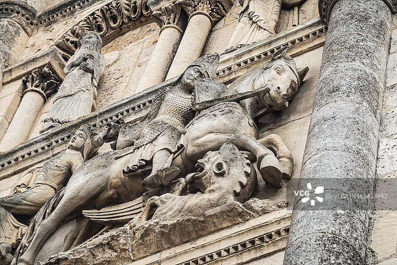 昂古莱姆大教堂圣乔治屠龙传说图片素材