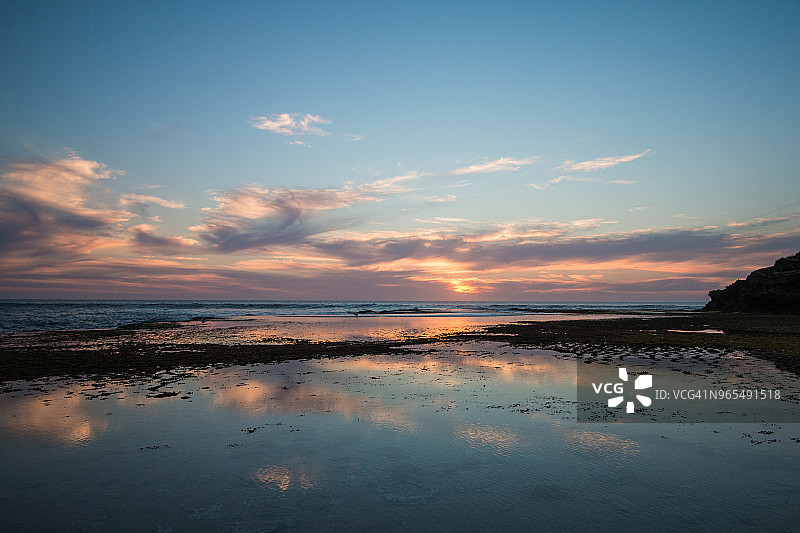 日落时分美丽的澳洲海岸线云层图片素材