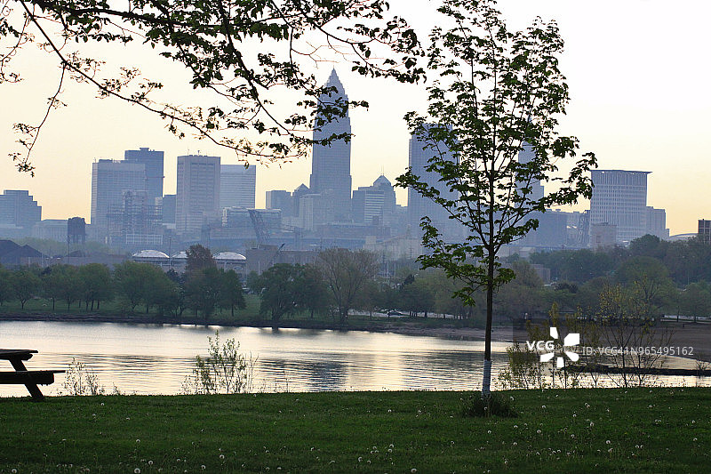 从滨水公园眺望克利夫兰天际线的清晨薄雾图片素材