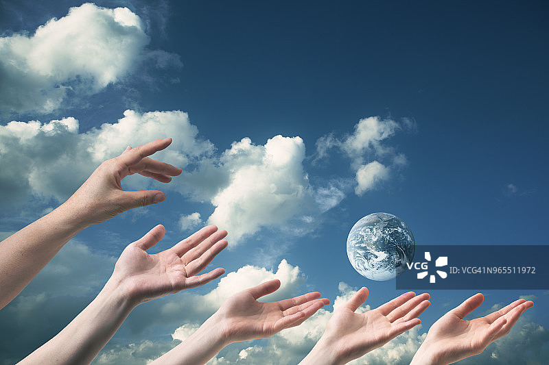 手似乎要触及另一个地球图片素材