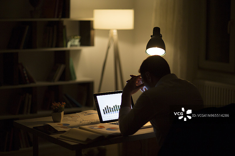 长时间工作让他疲惫不堪图片素材