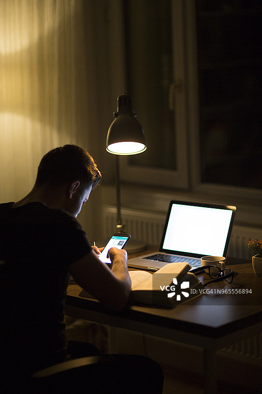 男人在夜晚使用手机图片素材