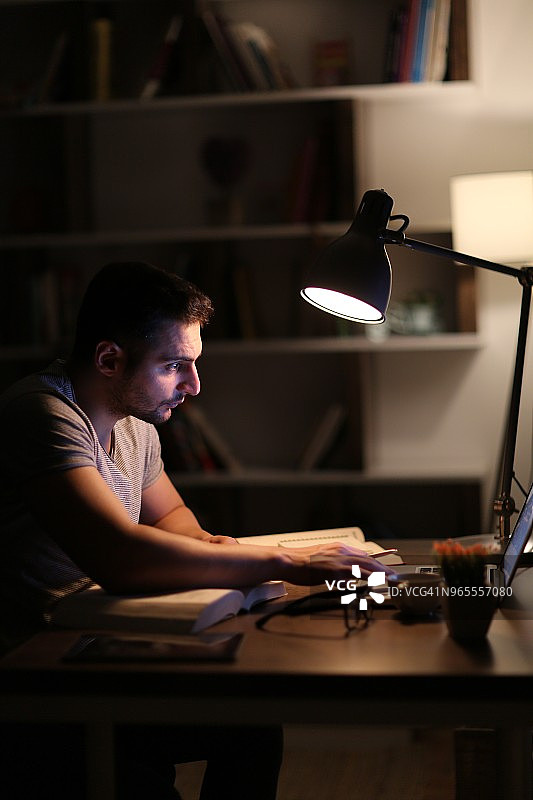 深夜学习场景图片素材