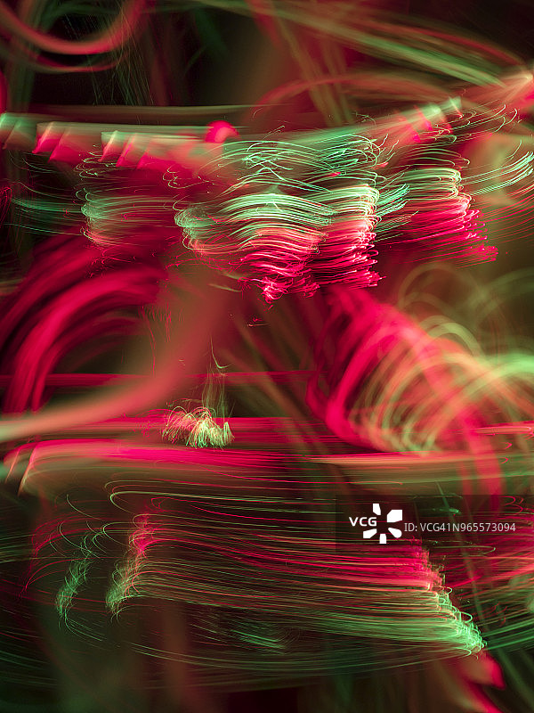 红绿彩色光束交织抽象图案特写图片素材