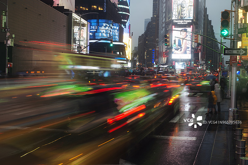 纽约时代广场第七大道的车流图片素材