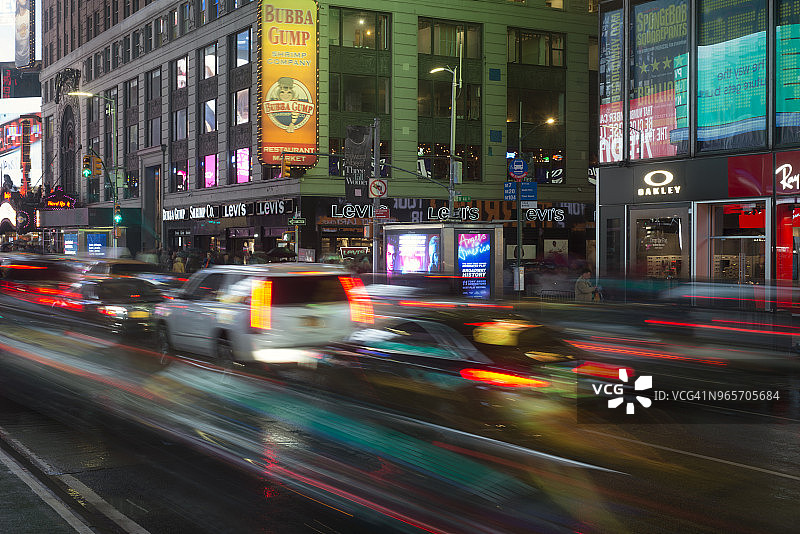 纽约时代广场第七大道的车流图片素材