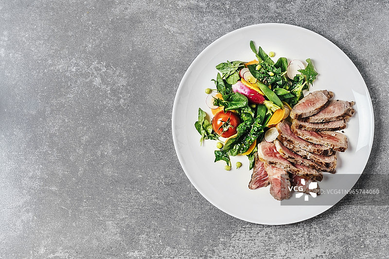 牛排配新鲜沙拉图片素材