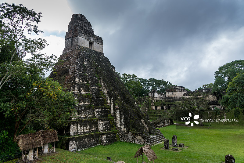 危地马拉蒂卡尔玛雅遗址中的蒂卡尔金字塔图片素材