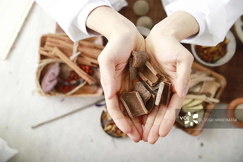 东方医生手持肉桂特写图片素材