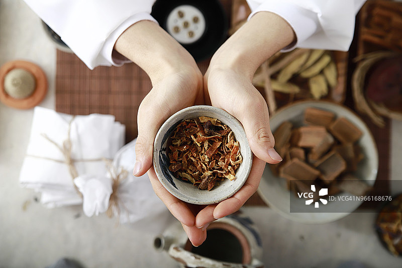 医生手持中草药丸图片素材