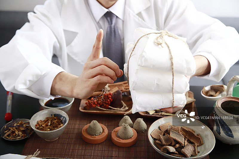 手持药包的传统中医图片素材