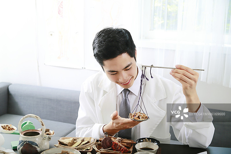 东方医学医生用秤称量草药图片素材