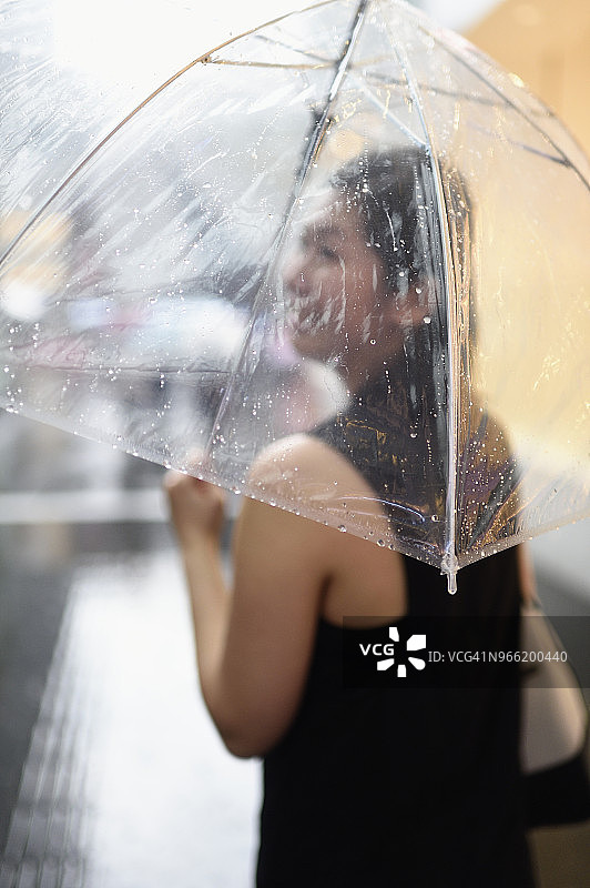 雨中撑伞的中国女人图片素材