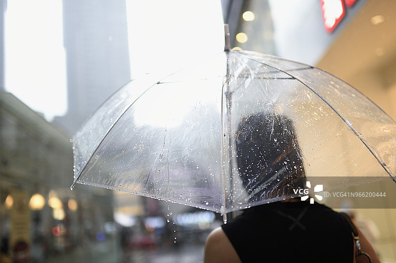 雨中撑伞的中国女人图片素材